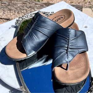 Taos, Gift 2, Ruched Thong Sandal, Metallic Blue / Grey, 7